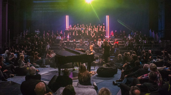 Flüchtlingschor vor dem Videoaltar, Aus dem Hinterhalt, Die Hugenotten, Deutsche Oper Berlin